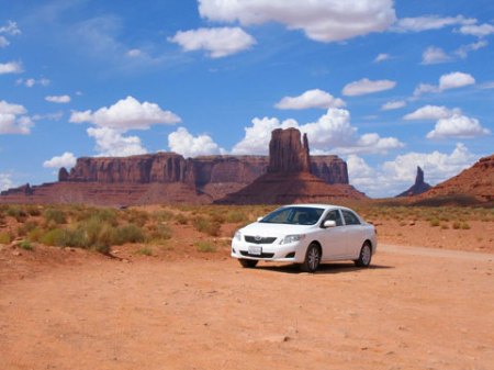 La Toyota Corolla che ci ha accompagnato per tutto il viaggio (Monument Valley, 2008)