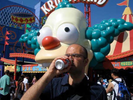 Federico si beve una birra Duff alla faccia di Krusty il clown (Los Angeles, Universal Studios, 2008)
