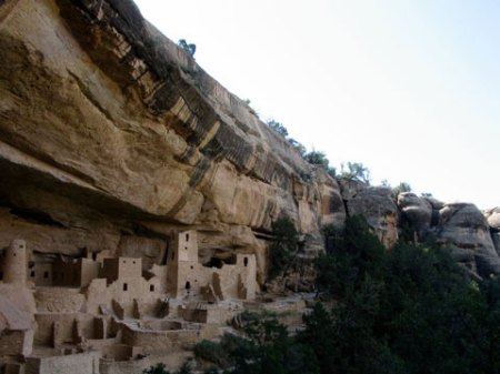 Rovine di un pueblo sulla parete di roccia (Mesa Verde, 2008)