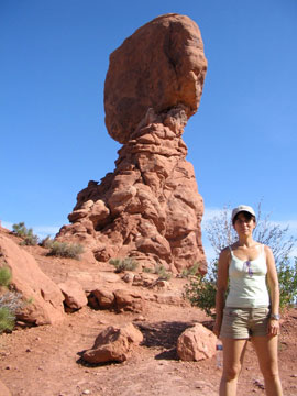 Serena sotto Balanced Rock (Arches National Park, 2008)